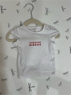 KIABI White Baby Tee with Red "Passion Bisous" Graphic
